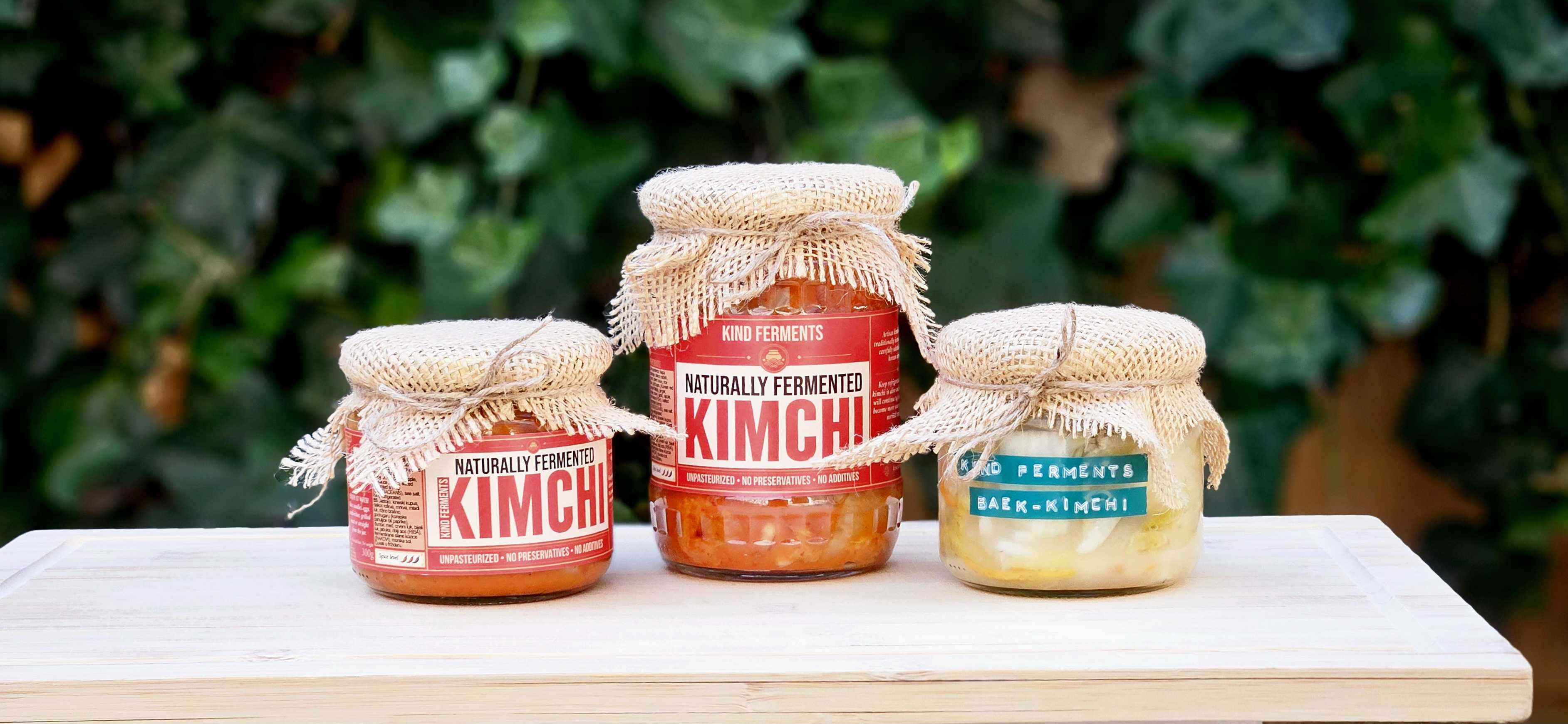 Tri vrste Kind Ferments kimchija u teglicama