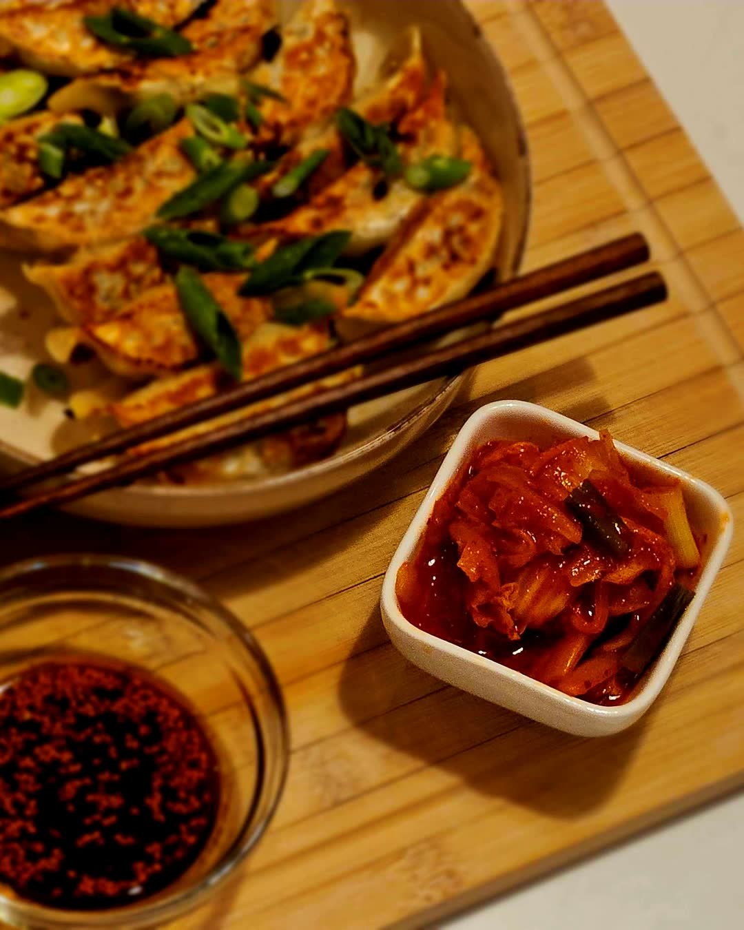 Gyoza s mladim lukom, edamame, ljuti sos i kimchi
